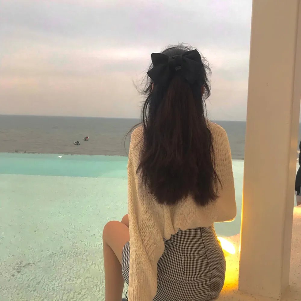 泳池里的女人